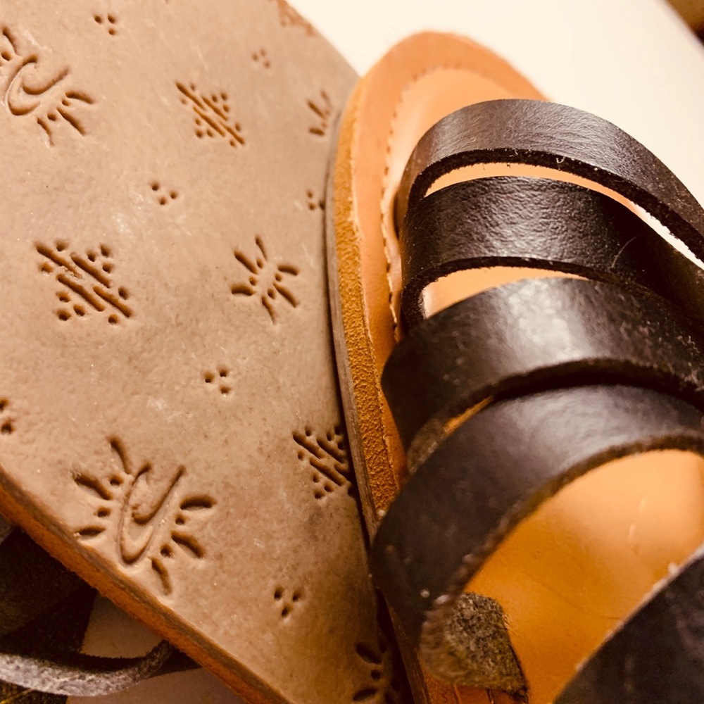 Slippers//Sandals - Picture 3 of 5
